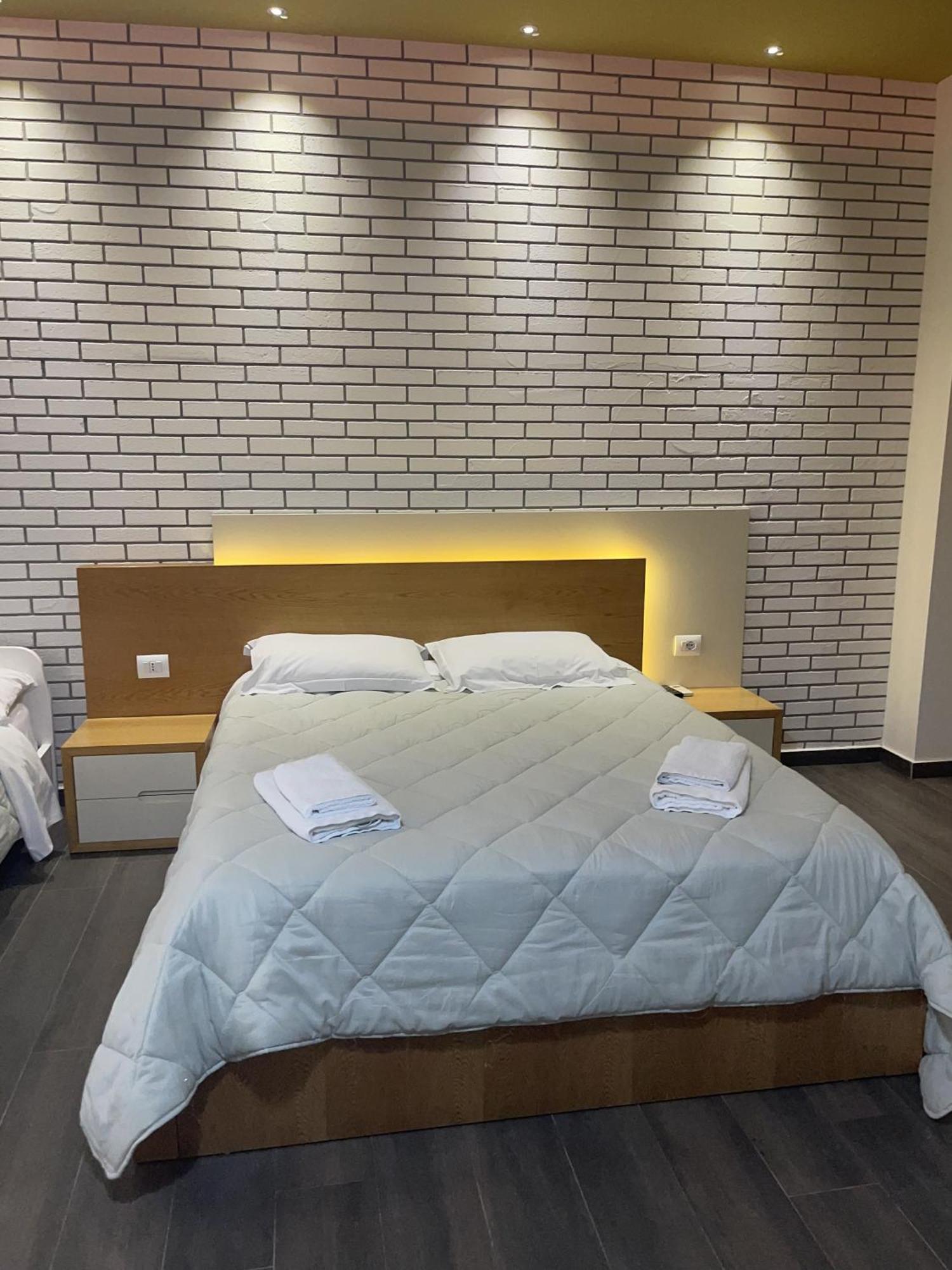 Sunrise Luxury Apartments Sarandë Esterno foto