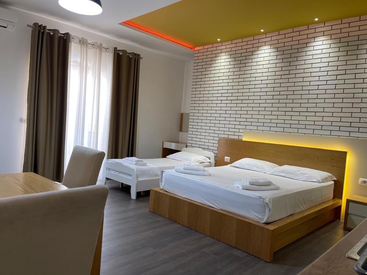 Sunrise Luxury Apartments Sarandë Esterno foto