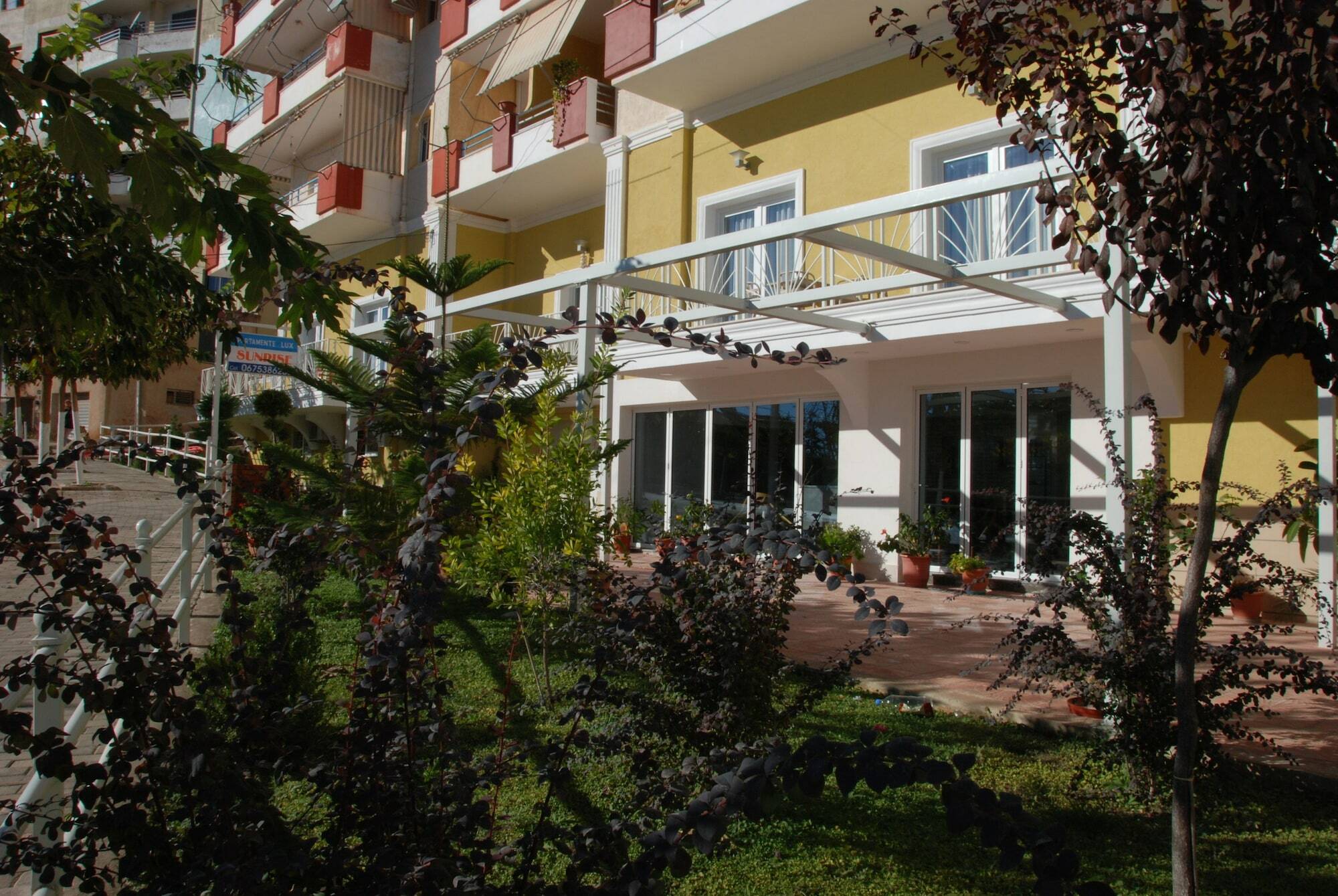 Sunrise Luxury Apartments Sarandë Esterno foto